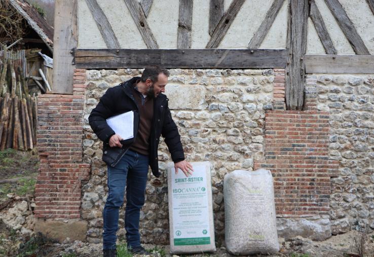 Le chanvre est un matériau de plus en plus utilisé en BTP, notamment pour l'isolation. Bertrand Victoire de Taille, pierres et traditions (Falaise) recourt au chanvre pour la restauration de patrimoine.