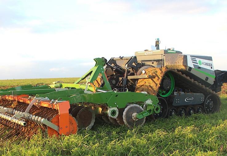 Le robot est équipé d'un matériel de travail du sol en 3 et 4 mètres repliable. Il a fait tous les déchaumages d'été.