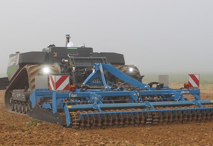 À Roman, le robot a préparé le lit de semence de la future linière. Avec ses 20 heures d'autonomie, c'est un gros travailleur solitaire.