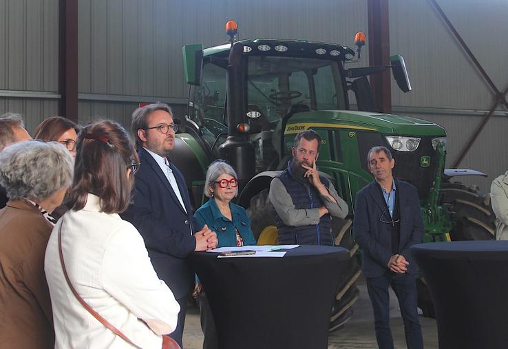 " Une mauvaise récolte, un aléa climatique, une chute des cours et l'exploitant agricole peut se retrouver avec de lourdes pertes de revenus. Jusqu'ici, accéder au RSA impliquait de fournir un bilan comptable annuel pour justifier de la baisse de revenus et d'attendre des mois pour obtenir le RSA. Un agriculteur frappé par une sécheresse en été doit attendre le printemps suivant pour faire valoir ses droits. Ce système est injuste et inadapté pour les agriculteurs", a justifié l'exécutif dép...