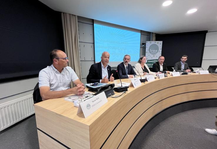 Arnaud Rousseau, Jean-Pierre Touzet, Anne-Maris Denis, Bernard Guillard ont débattu en public jeudi 3 septembre à Caen. Dans l'assistance, des responsables agricoles et quatre parlementaires : Pascal Allizard, sénateur du Calvados, le député caennais Joël Bruneau, la députée de l'Orne Chantal Jourdan et la députée du Havre Agnès Firmin-le Bodo.
